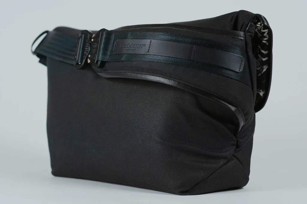 Genghis - Black messenger bag view 3